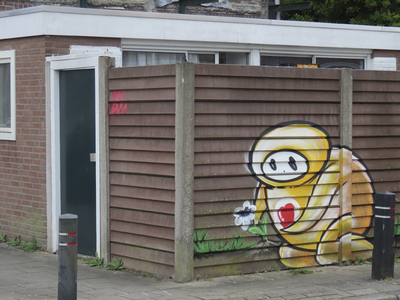 901478 Afbeelding van graffiti met een groot geel figuur op een schutting achter het pand Acaciastraat 24 in de ...